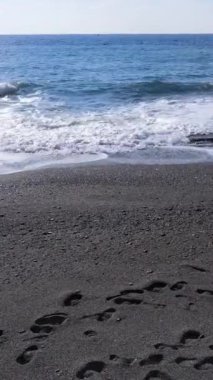 Kıyıya yakın deniz kıyısı kıyı şeridine yakın hava manzarası. Dikey video