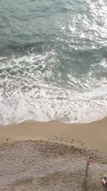 Kıyıya yakın deniz kıyısı kıyı şeridine yakın hava manzarası. Dikey video