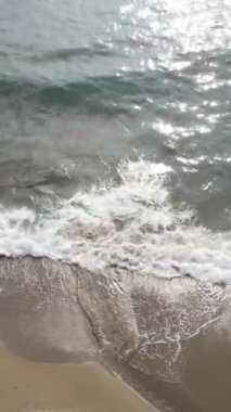 Kıyıya yakın deniz kıyısı kıyı şeridine yakın hava manzarası. Dikey video