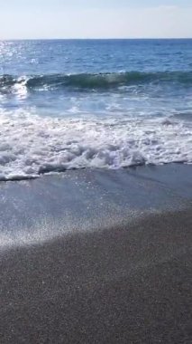 Kıyıya yakın deniz kıyısı kıyı şeridine yakın hava manzarası. Dikey video