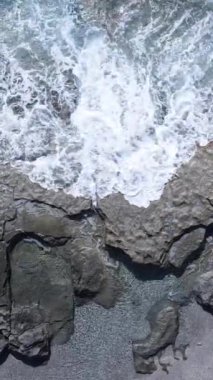 Kıyıya yakın deniz kıyısı kıyı şeridine yakın hava manzarası. Dikey video