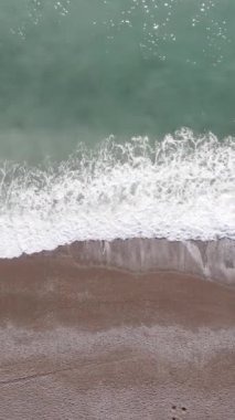 Kıyıya yakın deniz kıyısı kıyı şeridine yakın hava manzarası. Dikey video