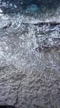 Kıyıya yakın deniz kıyısı kıyı şeridine yakın hava manzarası. Dikey video