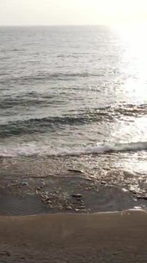 Kıyıya yakın deniz kıyısı kıyı şeridine yakın hava manzarası. Dikey video