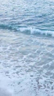 Kıyıya yakın deniz kıyısı kıyı şeridine yakın hava manzarası. Dikey video