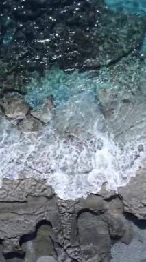 Kıyıya yakın deniz kıyısı kıyı şeridine yakın hava manzarası. Dikey video