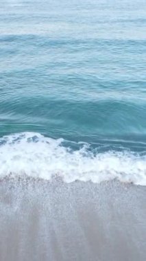 Kıyıya yakın deniz kıyısı kıyı şeridine yakın hava manzarası. Dikey video