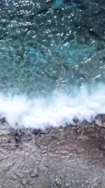 Kıyıya yakın deniz kıyısı kıyı şeridine yakın hava manzarası. Dikey video