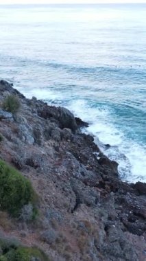 Kıyıya yakın deniz kıyısı kıyı şeridine yakın hava manzarası. Dikey video