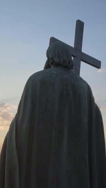 Monumento a Vladimir, o Grande ao amanhecer da manhã. Kiev, Ucrânia. Vídeo vertical — Vídeo de Stock