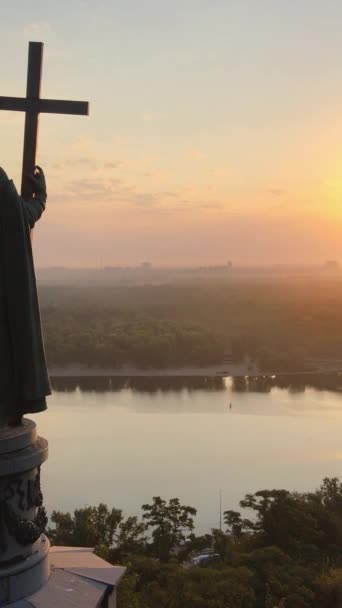 Monumento a Vladímir el Grande al amanecer. Kiev, Ucrania. Vídeo vertical — Vídeo de stock