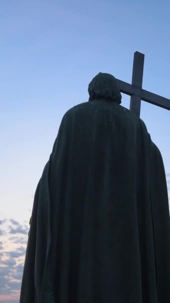 Monument à Vladimir le Grand à l'aube du matin. Kiev, Ukraine. Vidéo verticale — Video