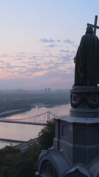 Памятник Владимиру Великому на рассвете. Киев, Украина. Вертикальное видео — стоковое видео