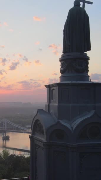 黎明时分的弗拉基米尔大帝纪念碑。乌克兰基辅。垂直录像 — 图库视频影像