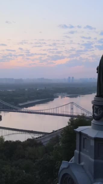Μνημείο του Μεγάλου Βλαντιμίρ την αυγή το πρωί. Κίεβο, Ουκρανία. Κάθετη βίντεο — Αρχείο Βίντεο