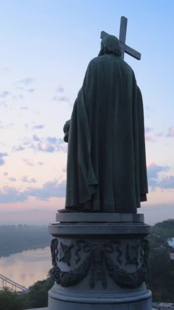 Monumento a Vladimir il Grande all'alba del mattino. Kiev, Ucraina. Video verticale — Video Stock