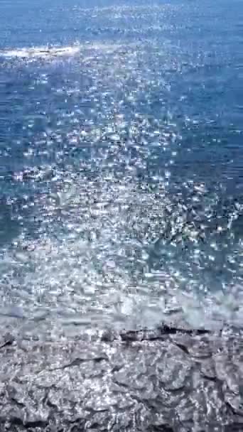 Θάλασσα κοντά στην ακτή - κοντινή εναέρια άποψη του παράκτιου θαλασσινού τοπίου. Κάθετη βίντεο — Αρχείο Βίντεο