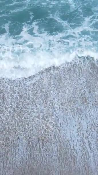 해안가의 풍경을 근접 한 공중에서 본 바다. 수직 영상 — 비디오