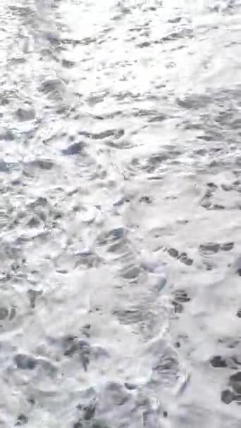 Mare vicino alla costa - vista aerea ravvicinata del paesaggio marino costiero. Video verticale — Video Stock