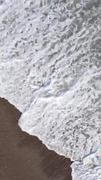 海岸近くの海-海岸の海のクローズアップ航空ビュー。垂直ビデオ — ストック動画