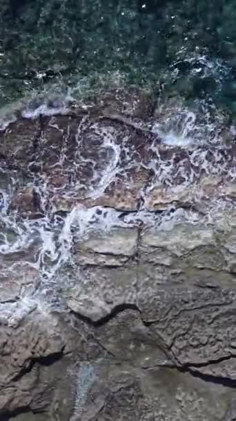 ทะเลใกล้ชายฝั่ง - ภาพระยะใกล้ของทะเลชายฝั่ง วิดีโอแนวตั้ง — วีดีโอสต็อก