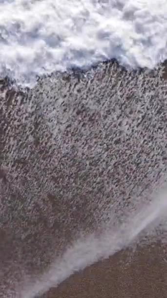 Mar cerca de la costa - vista aérea de cerca del paisaje marino costero. Vídeo vertical — Vídeos de Stock