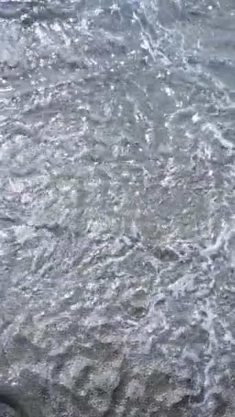 Laut dekat pantai Pemandangan udara close-up dari pantai. Video vertikal — Stok Video