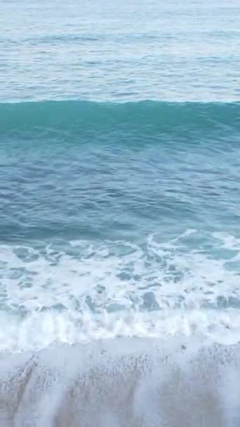 Mar cerca de la costa - vista aérea de cerca del paisaje marino costero. Vídeo vertical — Vídeos de Stock