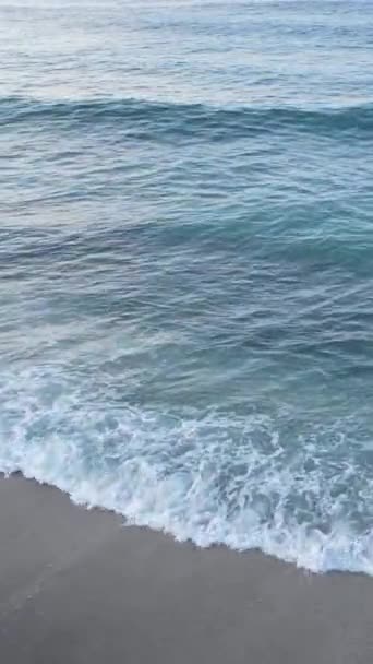 Meer in Küstennähe - Luftaufnahme der Küstenlandschaft aus nächster Nähe. Vertikales Video — Stockvideo
