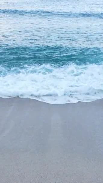 海岸附近的海洋- -海岸海景的特写镜头。垂直录像 — 图库视频影像