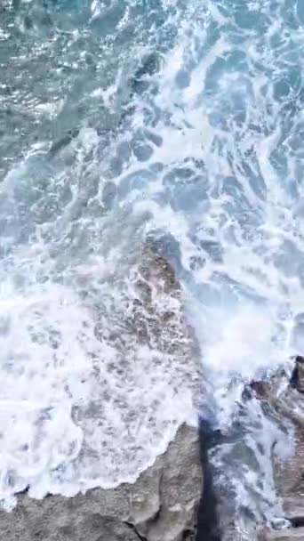 Kıyıya yakın deniz kıyısı kıyı şeridine yakın hava manzarası. Dikey video — Stok video