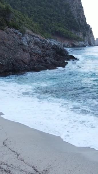 海岸附近的海洋- -海岸海景的特写镜头。垂直录像 — 图库视频影像