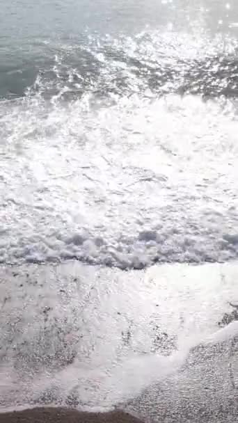 Mar cerca de la costa - vista aérea de cerca del paisaje marino costero. Vídeo vertical — Vídeos de Stock