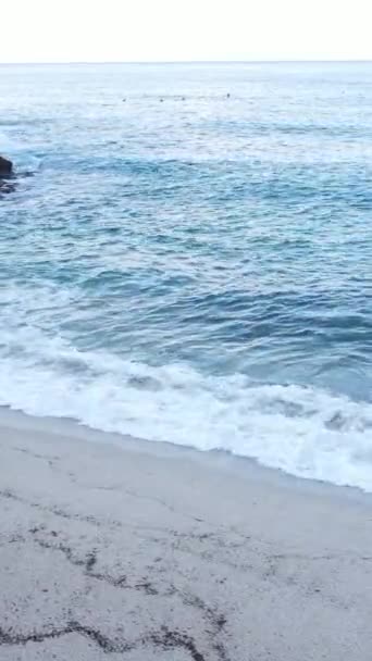 海岸附近的海洋- -海岸海景的特写镜头。垂直录像 — 图库视频影像