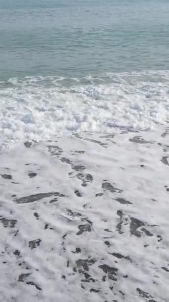 Mar cerca de la costa - vista aérea de cerca del paisaje marino costero. Vídeo vertical — Vídeo de stock