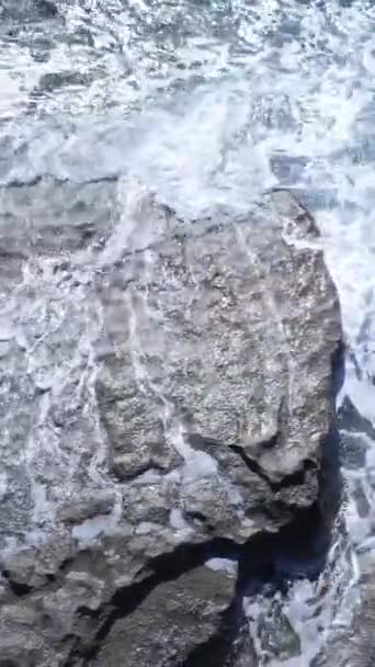 Laut dekat pantai Pemandangan udara close-up dari pantai. Video vertikal — Stok Video