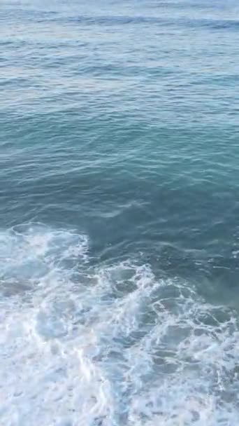 Mar cerca de la costa - vista aérea de cerca del paisaje marino costero. Vídeo vertical — Vídeos de Stock