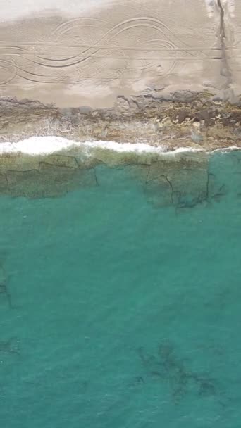 Tengerpart közeli tenger - közeli légi felvétel a tengerparti tengerpartról. Függőleges videó — Stock videók