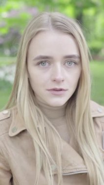 Sıska bir kızın portresi. Dikey video