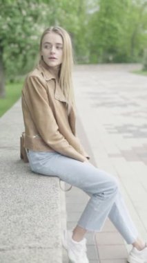 Sıska bir kızın portresi. Dikey video