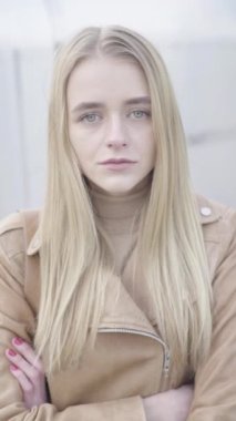 Sıska bir kızın portresi. Dikey video