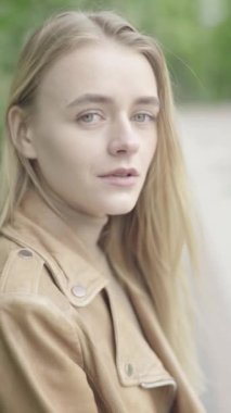 Parktaki genç, sıska bir kızın dikey videosu..