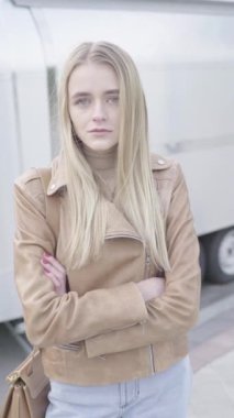 Sıska bir kızın portresi. Dikey video