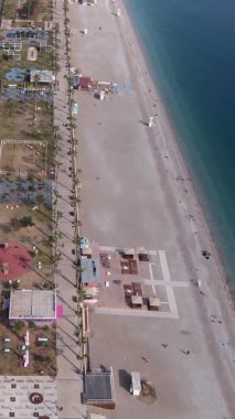 Antalya, Türkiye - deniz kıyısında bir tatil köyü. Dikey video