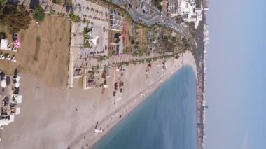 Antalya, Türkiye - deniz kıyısında bir tatil köyü. Dikey video