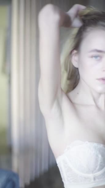 Belle fille en lingerie sexy. Vidéo verticale. — Video