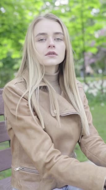Vertical video of a young skinny girl in the park. — Stock Video