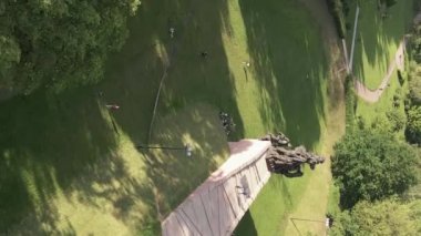 Kiev, Ukrayna: Babi Yar. Yahudilerin toplu katliamı anısına. Dikey video