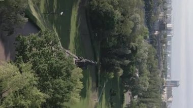 Kiev, Ukrayna: Babi Yar. Yahudilerin toplu katliamı anısına. Dikey video