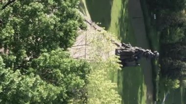 Kiev, Ukrayna: Babi Yar. Yahudilerin toplu katliamı anısına. Dikey video